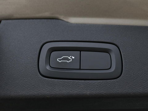 Volvo V60 2.0 T5 Momentum | Leder | Trekhaak | Stoelverwarming | LMV 20 inch | Harman/Kardon | Adaptive cruise | DAB+