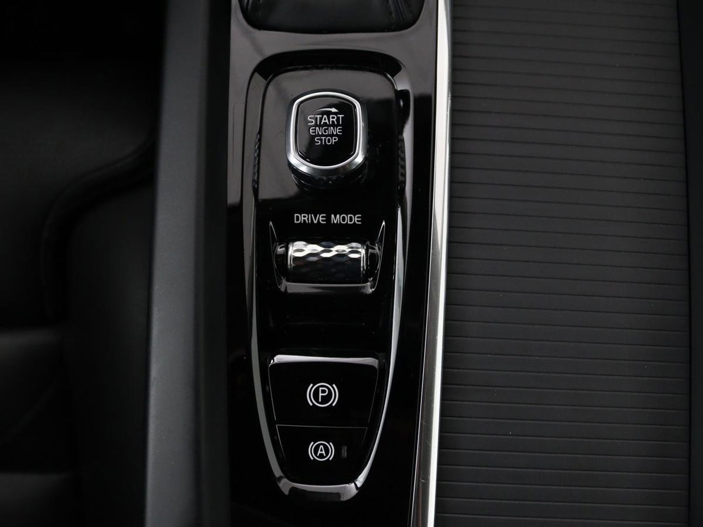 Volvo V60 2.0 T5 Momentum | Leder | Trekhaak | Stoelverwarming | LMV 20 inch | Harman/Kardon | Adaptive cruise | DAB+
