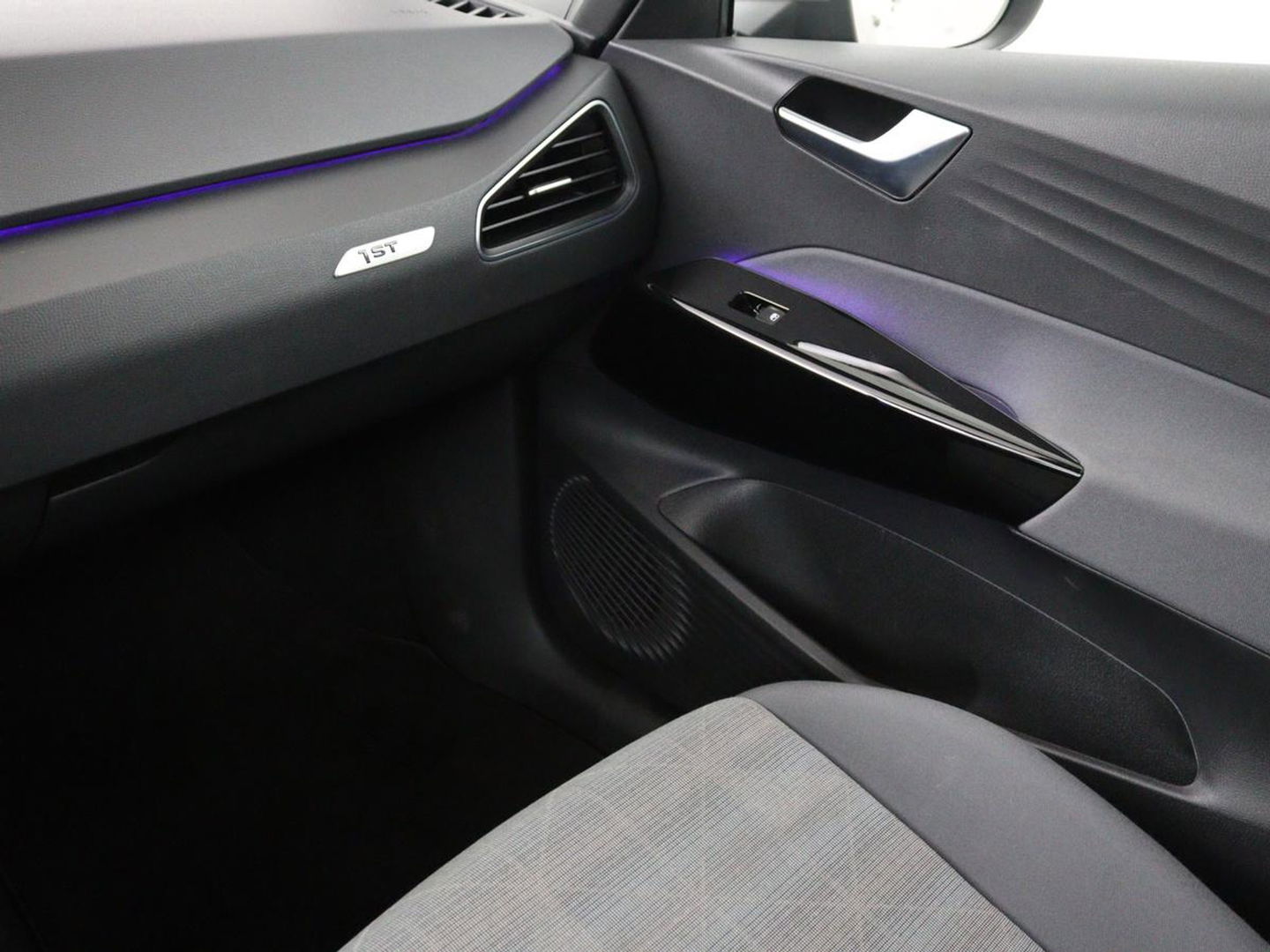 Volkswagen ID.3 First 58 kWh | Stoelverwarming | Camera | Adaptive cruise | Carplay | Navigatie | PDC | Climate control | Sfeerverlichting | LMV 18 inch