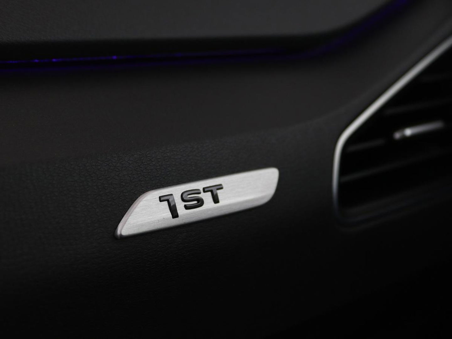 Volkswagen ID.3 First 58 kWh | Stoelverwarming | Camera | Adaptive cruise | Carplay | Navigatie | PDC | Climate control | Sfeerverlichting | LMV 18 inch