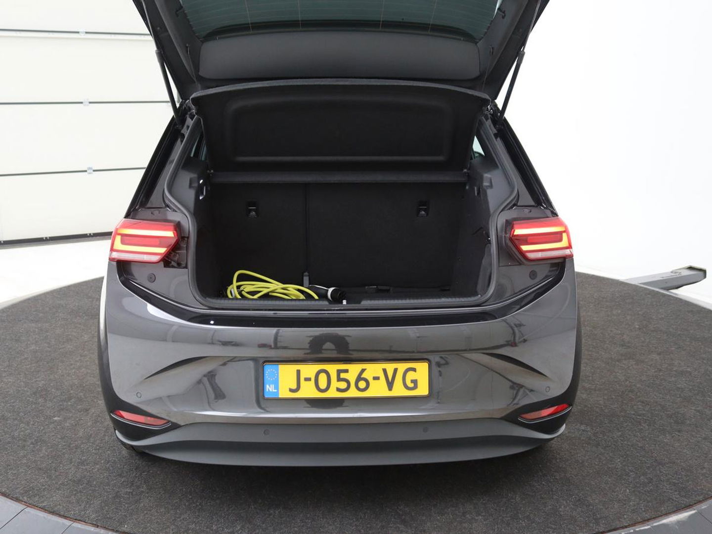 Volkswagen ID.3 First 58 kWh | Stoelverwarming | Camera | Adaptive cruise | Carplay | Navigatie | PDC | Climate control | Sfeerverlichting | LMV 18 inch