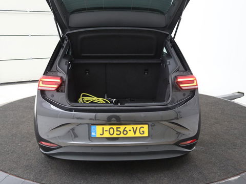 Volkswagen ID.3 First 58 kWh | Stoelverwarming | Camera | Adaptive cruise | Carplay | Navigatie | PDC | Climate control | Sfeerverlichting | LMV 18 inch