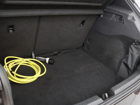 Volkswagen ID.3 First 58 kWh | Stoelverwarming | Camera | Adaptive cruise | Carplay | Navigatie | PDC | Climate control | Sfeerverlichting | LMV 18 inch