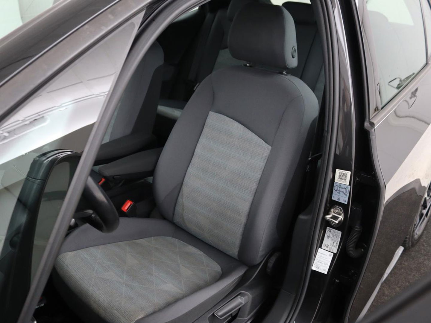 Volkswagen ID.3 First 58 kWh | Stoelverwarming | Camera | Adaptive cruise | Carplay | Navigatie | PDC | Climate control | Sfeerverlichting | LMV 18 inch