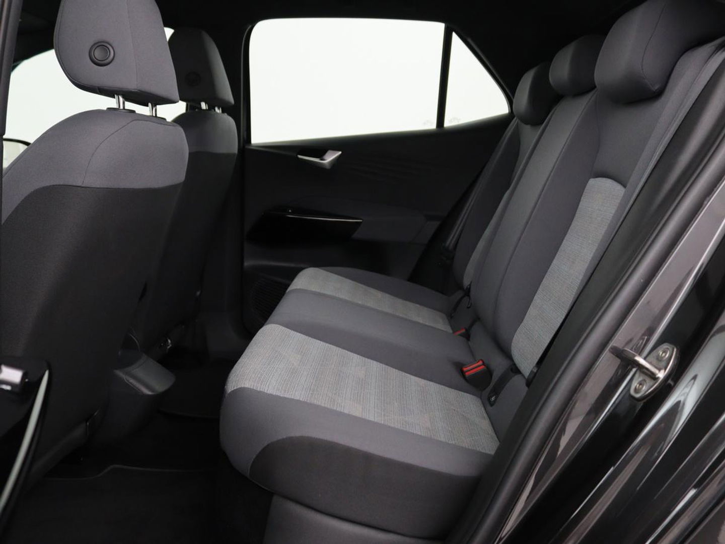 Volkswagen ID.3 First 58 kWh | Stoelverwarming | Camera | Adaptive cruise | Carplay | Navigatie | PDC | Climate control | Sfeerverlichting | LMV 18 inch