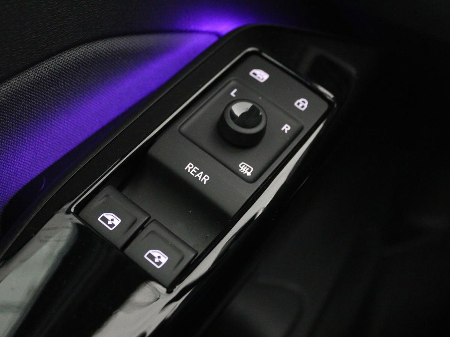 Volkswagen ID.3 First 58 kWh | Stoelverwarming | Camera | Adaptive cruise | Carplay | Navigatie | PDC | Climate control | Sfeerverlichting | LMV 18 inch