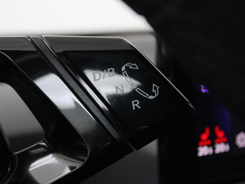Volkswagen ID.3 First 58 kWh | Stoelverwarming | Camera | Adaptive cruise | Carplay | Navigatie | PDC | Climate control | Sfeerverlichting | LMV 18 inch