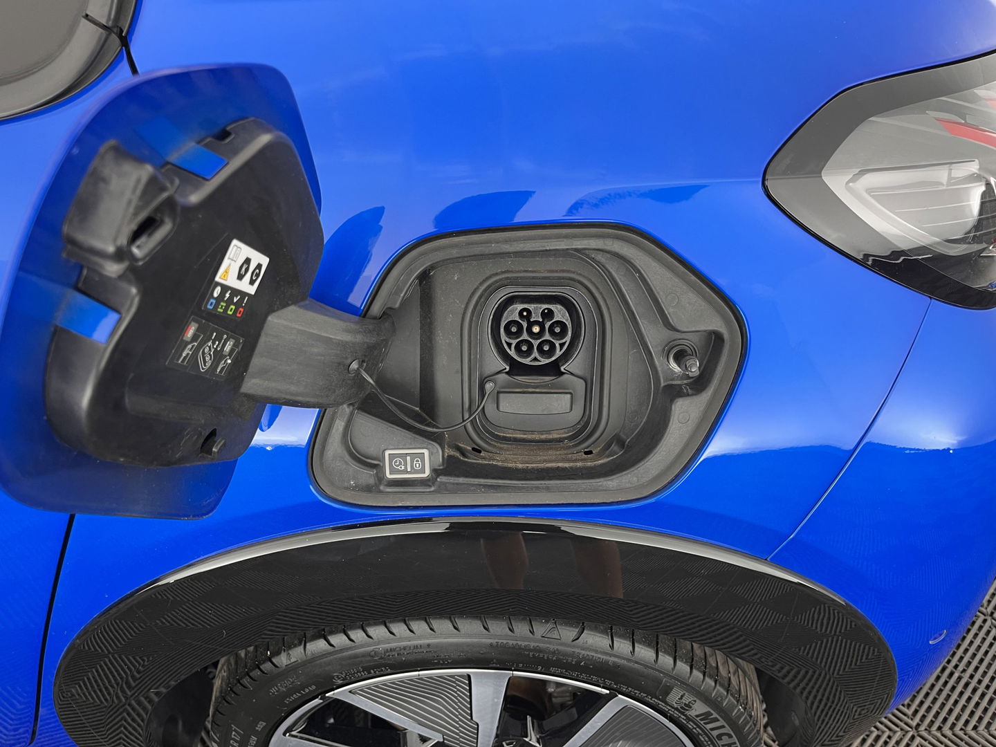 Peugeot e-208 EV GT Pack 50 kWh [ 3-Fase ] (INCL-BTW) *FULL-LED | DIGI-COCKPIT | BLINDSPOT | CAMERA | LEATHER-ALCANTARA | NAVI-FULLMAP | LANE-ASSIST | KEYLESS | DAB | CCS-FASTLOADER | HEATED-SPORTSEATS | AMBIENT-LIGHT | 17"ALU*