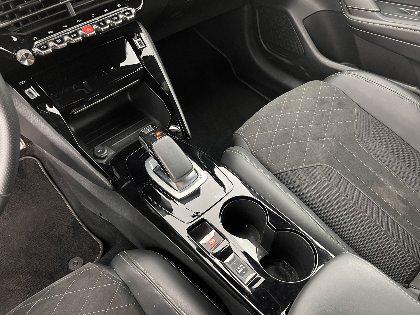 Peugeot e-208 EV GT Pack 50 kWh [ 3-Fase ] (INCL-BTW) *FULL-LED | DIGI-COCKPIT | BLINDSPOT | CAMERA | LEATHER-ALCANTARA | NAVI-FULLMAP | LANE-ASSIST | KEYLESS | DAB | CCS-FASTLOADER | HEATED-SPORTSEATS | AMBIENT-LIGHT | 17"ALU*