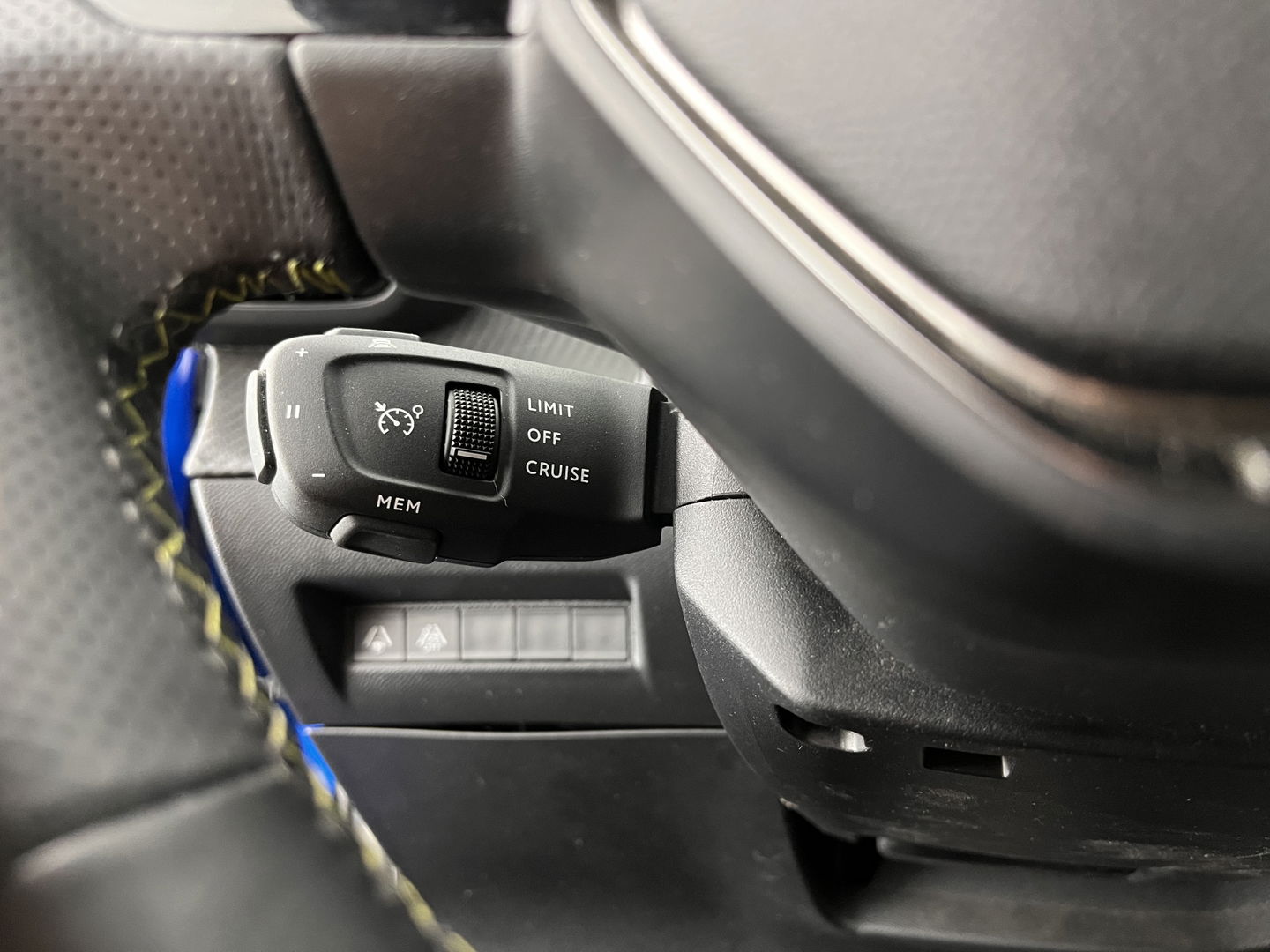 Peugeot e-208 EV GT Pack 50 kWh [ 3-Fase ] (INCL-BTW) *FULL-LED | DIGI-COCKPIT | BLINDSPOT | CAMERA | LEATHER-ALCANTARA | NAVI-FULLMAP | LANE-ASSIST | KEYLESS | DAB | CCS-FASTLOADER | HEATED-SPORTSEATS | AMBIENT-LIGHT | 17"ALU*