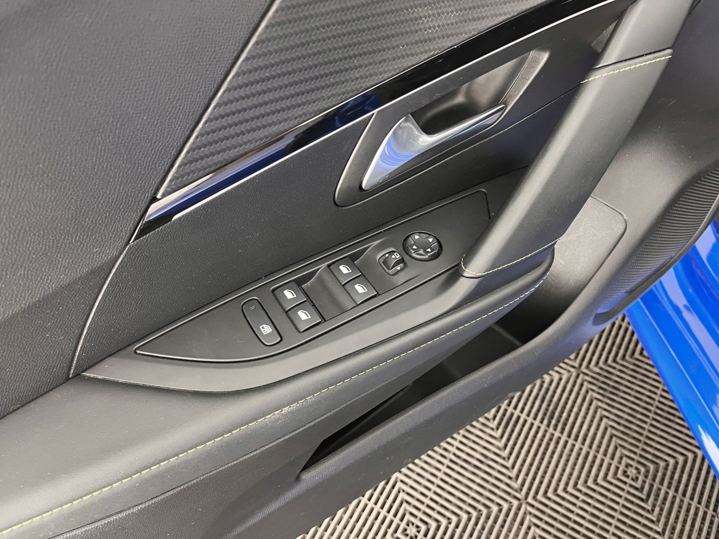 Peugeot e-208 EV GT Pack 50 kWh [ 3-Fase ] (INCL-BTW) *FULL-LED | DIGI-COCKPIT | BLINDSPOT | CAMERA | LEATHER-ALCANTARA | NAVI-FULLMAP | LANE-ASSIST | KEYLESS | DAB | CCS-FASTLOADER | HEATED-SPORTSEATS | AMBIENT-LIGHT | 17"ALU*