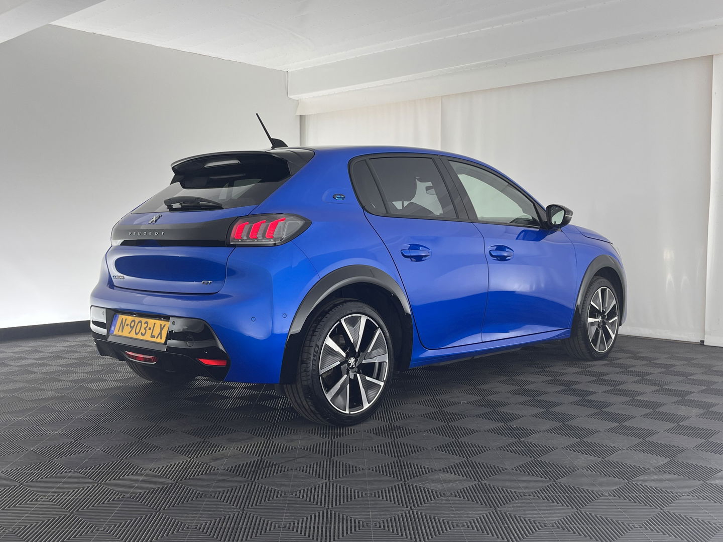 Peugeot e-208 EV GT Pack 50 kWh [ 3-Fase ] (INCL-BTW) *FULL-LED | DIGI-COCKPIT | BLINDSPOT | CAMERA | LEATHER-ALCANTARA | NAVI-FULLMAP | LANE-ASSIST | KEYLESS | DAB | CCS-FASTLOADER | HEATED-SPORTSEATS | AMBIENT-LIGHT | 17"ALU*