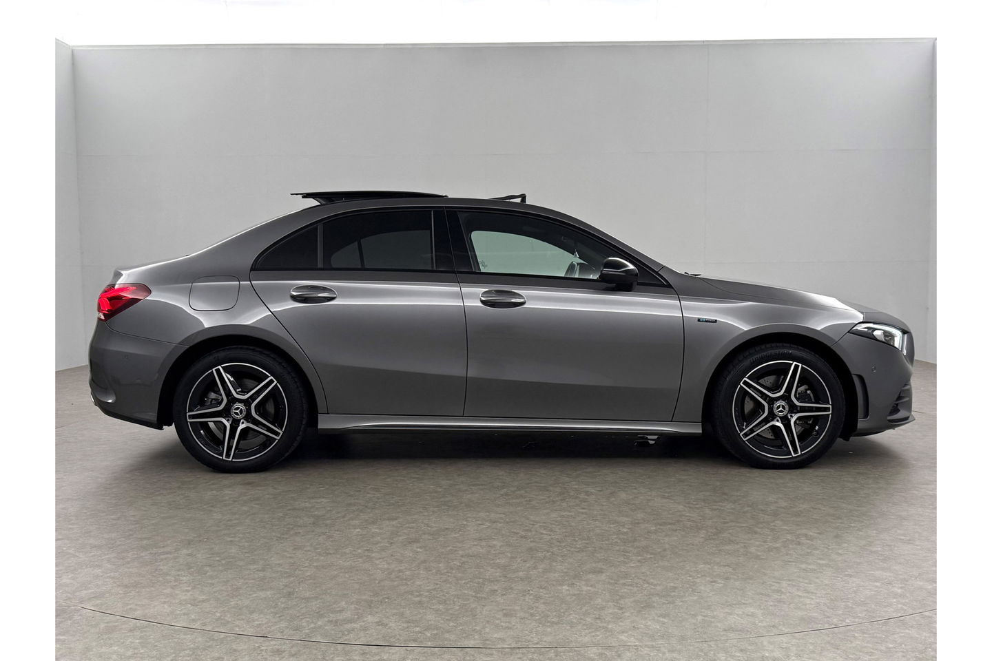 Mercedes-Benz A-Klasse 250 e AMG 235PK Pano Sfeer Memory LED Clima Cruise Camera Virtual Navi PDC 18"LMV