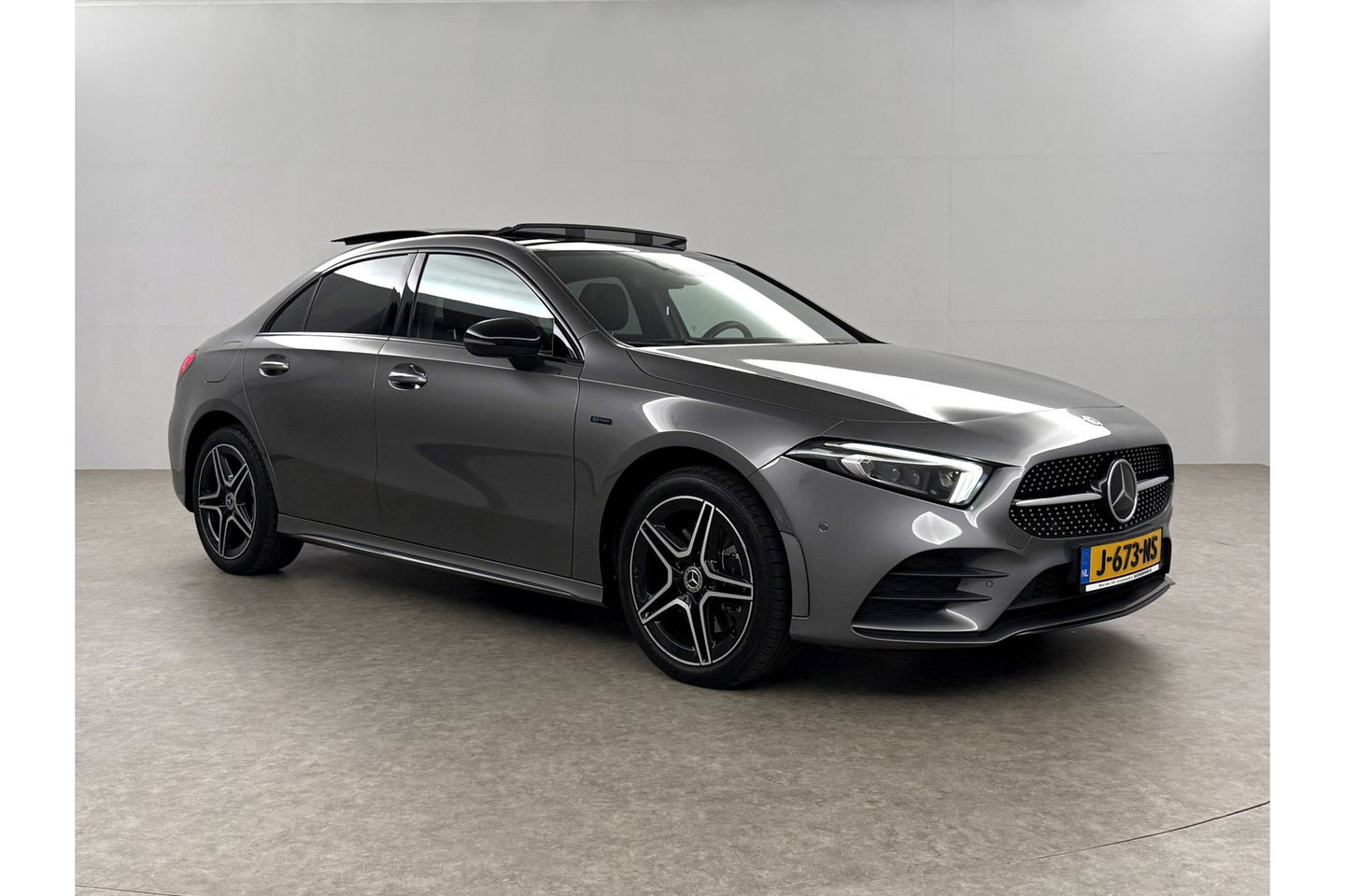 Mercedes-Benz A-Klasse 250 e AMG 235PK Pano Sfeer Memory LED Clima Cruise Camera Virtual Navi PDC 18"LMV