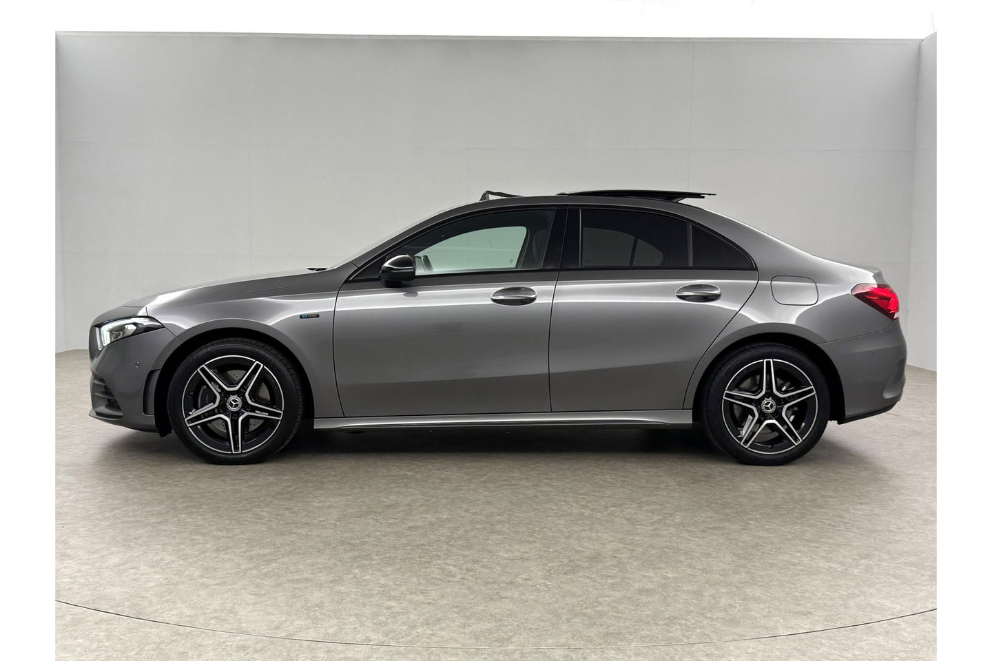 Mercedes-Benz A-Klasse 250 e AMG 235PK Pano Sfeer Memory LED Clima Cruise Camera Virtual Navi PDC 18"LMV