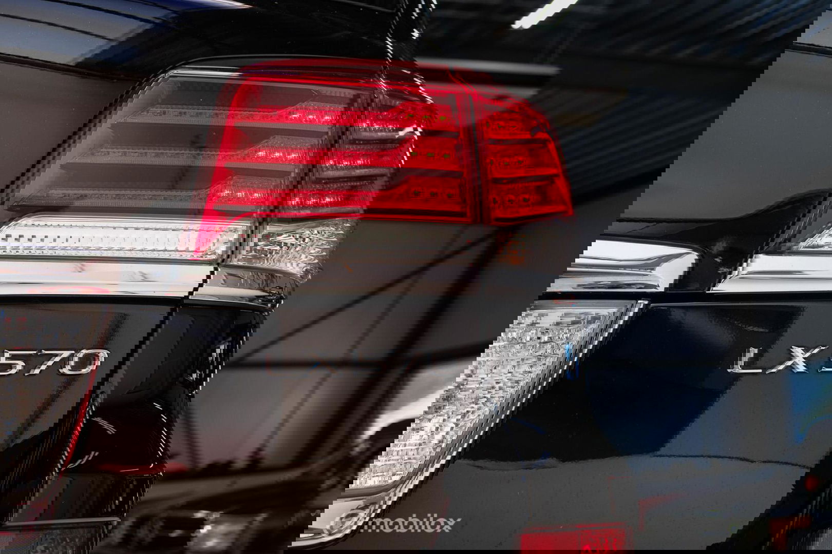 Lexus LX 570 5.7 V8 389 pk | 8 persoons | Mark Levinson | luchtvering | unieke auto!