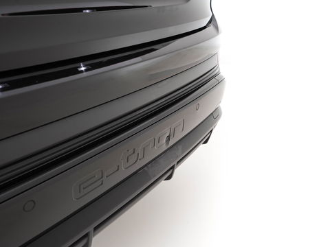 Audi Q4 e-tron 40 S edition 77 kWh S-Line-Sportpack [ 3-Fase ] (INCL-BTW) *HEAT-PUMP | LEATHER-FABRIC | MATRIX-LED | ADAPTIVE-CRUISE | AMBIENT-LIGHT | DIGI-COCKPIT | AUDI-SOUND | DAB+ | KEYLESS | SHIFT-PADDLES | CAMERA | HEATED-SPORTSEATS | 20''ALU*