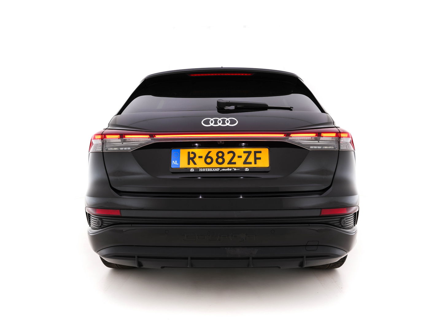 Audi Q4 e-tron 40 S edition 77 kWh S-Line-Sportpack [ 3-Fase ] (INCL-BTW) *HEAT-PUMP | LEATHER-FABRIC | MATRIX-LED | ADAPTIVE-CRUISE | AMBIENT-LIGHT | DIGI-COCKPIT | AUDI-SOUND | DAB+ | KEYLESS | SHIFT-PADDLES | CAMERA | HEATED-SPORTSEATS | 20''ALU*