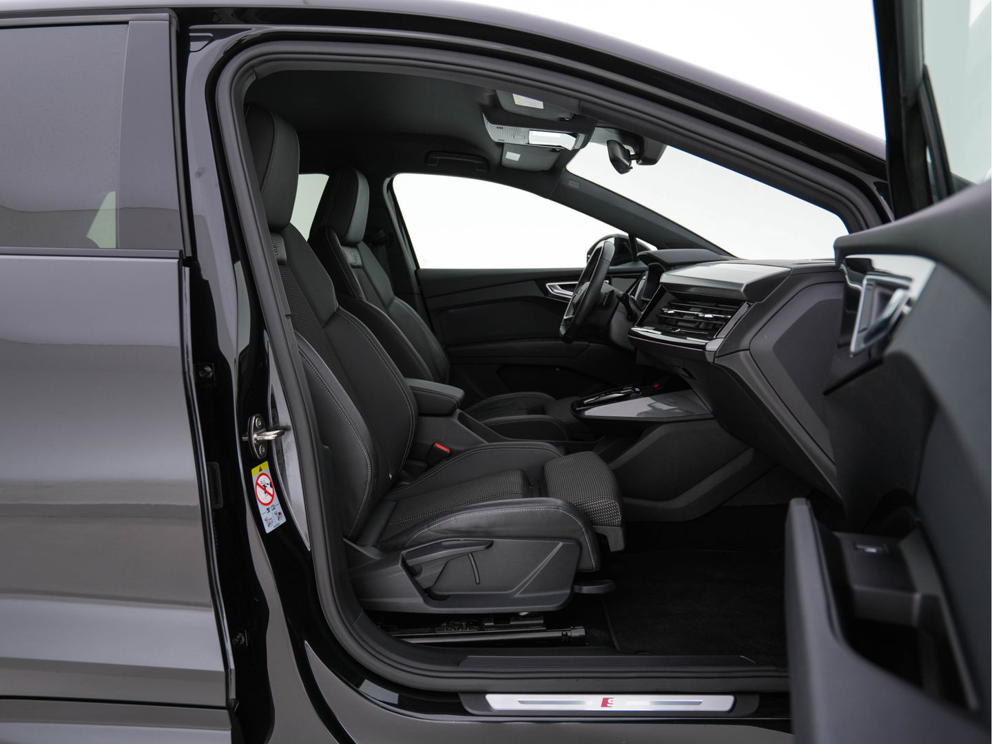 Audi Q4 e-tron 40 S edition 77 kWh S-Line-Sportpack [ 3-Fase ] (INCL-BTW) *HEAT-PUMP | LEATHER-FABRIC | MATRIX-LED | ADAPTIVE-CRUISE | AMBIENT-LIGHT | DIGI-COCKPIT | AUDI-SOUND | DAB+ | KEYLESS | SHIFT-PADDLES | CAMERA | HEATED-SPORTSEATS | 20''ALU*