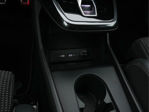Audi Q4 e-tron 40 S edition 77 kWh S-Line-Sportpack [ 3-Fase ] (INCL-BTW) *HEAT-PUMP | LEATHER-FABRIC | MATRIX-LED | ADAPTIVE-CRUISE | AMBIENT-LIGHT | DIGI-COCKPIT | AUDI-SOUND | DAB+ | KEYLESS | SHIFT-PADDLES | CAMERA | HEATED-SPORTSEATS | 20''ALU*