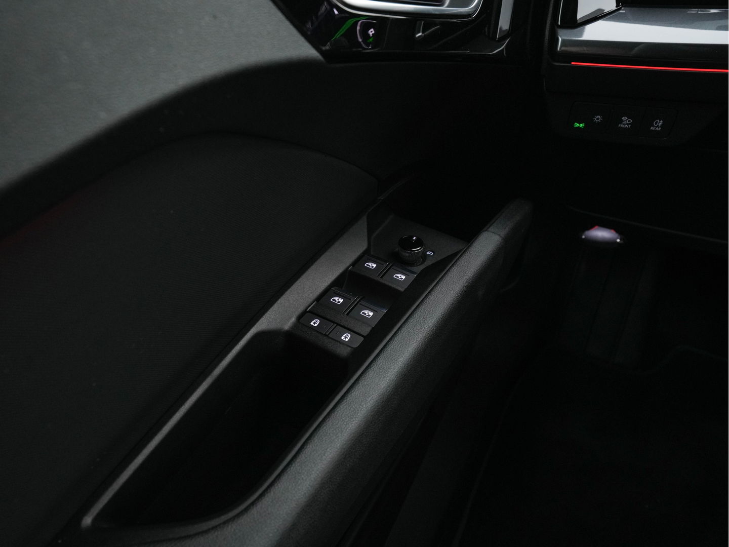 Audi Q4 e-tron 40 S edition 77 kWh S-Line-Sportpack [ 3-Fase ] (INCL-BTW) *HEAT-PUMP | LEATHER-FABRIC | MATRIX-LED | ADAPTIVE-CRUISE | AMBIENT-LIGHT | DIGI-COCKPIT | AUDI-SOUND | DAB+ | KEYLESS | SHIFT-PADDLES | CAMERA | HEATED-SPORTSEATS | 20''ALU*