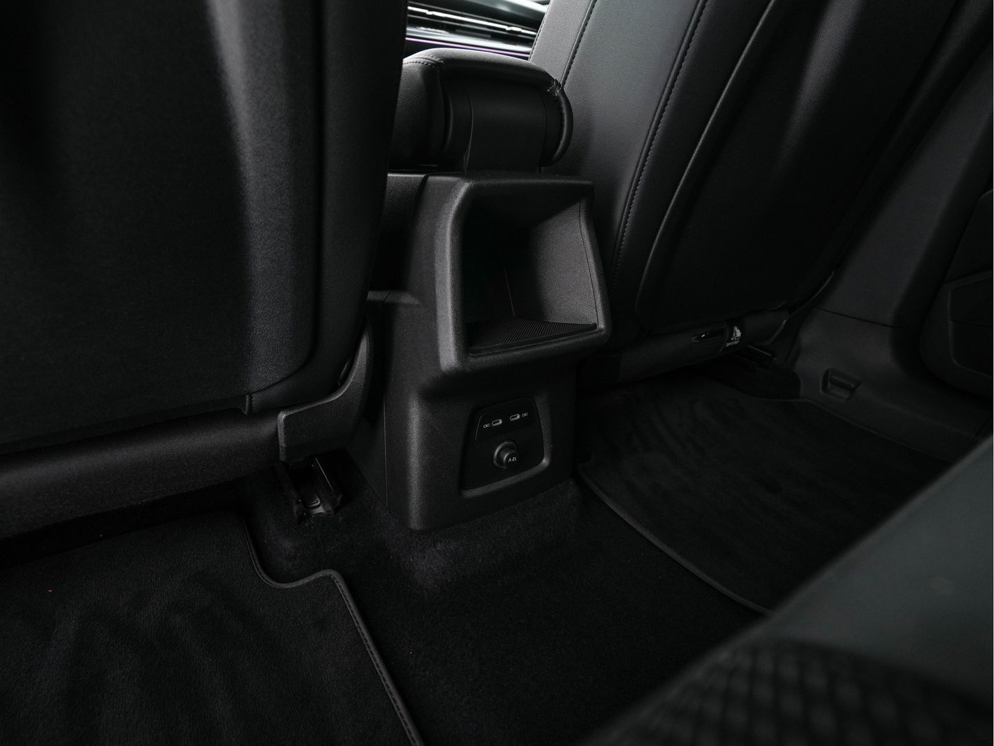 Audi Q4 e-tron 40 S edition 77 kWh S-Line-Sportpack [ 3-Fase ] (INCL-BTW) *HEAT-PUMP | LEATHER-FABRIC | MATRIX-LED | ADAPTIVE-CRUISE | AMBIENT-LIGHT | DIGI-COCKPIT | AUDI-SOUND | DAB+ | KEYLESS | SHIFT-PADDLES | CAMERA | HEATED-SPORTSEATS | 20''ALU*