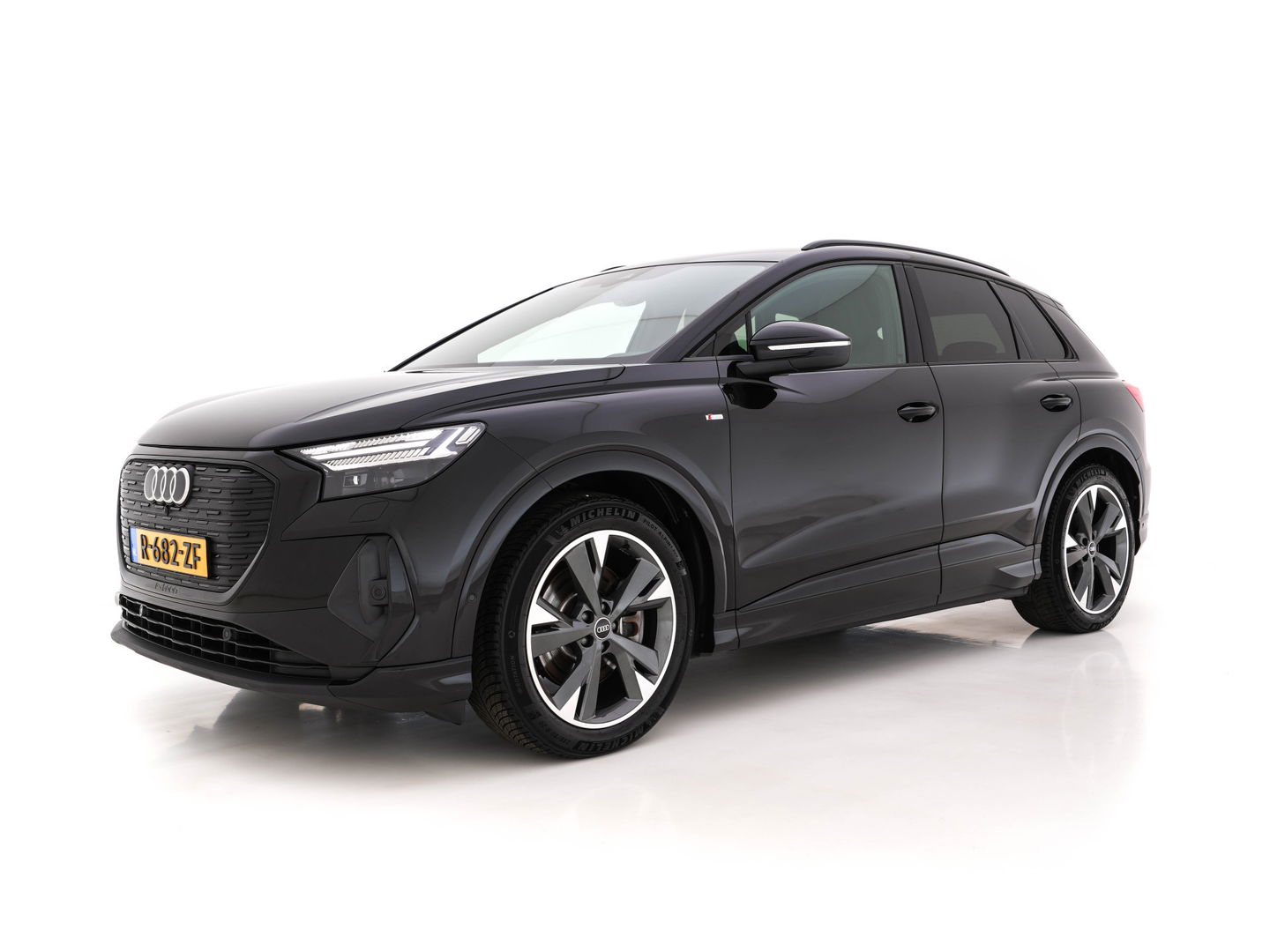Audi Q4 e-tron 40 S edition 77 kWh S-Line-Sportpack [ 3-Fase ] (INCL-BTW) *HEAT-PUMP | LEATHER-FABRIC | MATRIX-LED | ADAPTIVE-CRUISE | AMBIENT-LIGHT | DIGI-COCKPIT | AUDI-SOUND | DAB+ | KEYLESS | SHIFT-PADDLES | CAMERA | HEATED-SPORTSEATS | 20''ALU*