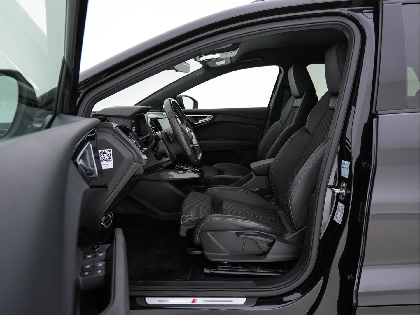 Audi Q4 e-tron 40 S edition 77 kWh S-Line-Sportpack [ 3-Fase ] (INCL-BTW) *HEAT-PUMP | LEATHER-FABRIC | MATRIX-LED | ADAPTIVE-CRUISE | AMBIENT-LIGHT | DIGI-COCKPIT | AUDI-SOUND | DAB+ | KEYLESS | SHIFT-PADDLES | CAMERA | HEATED-SPORTSEATS | 20''ALU*