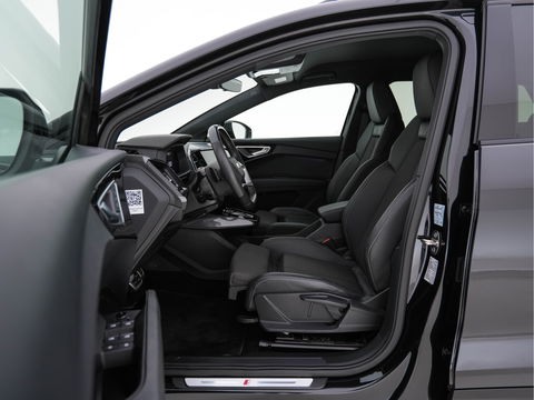Audi Q4 e-tron 40 S edition 77 kWh S-Line-Sportpack [ 3-Fase ] (INCL-BTW) *HEAT-PUMP | LEATHER-FABRIC | MATRIX-LED | ADAPTIVE-CRUISE | AMBIENT-LIGHT | DIGI-COCKPIT | AUDI-SOUND | DAB+ | KEYLESS | SHIFT-PADDLES | CAMERA | HEATED-SPORTSEATS | 20''ALU*