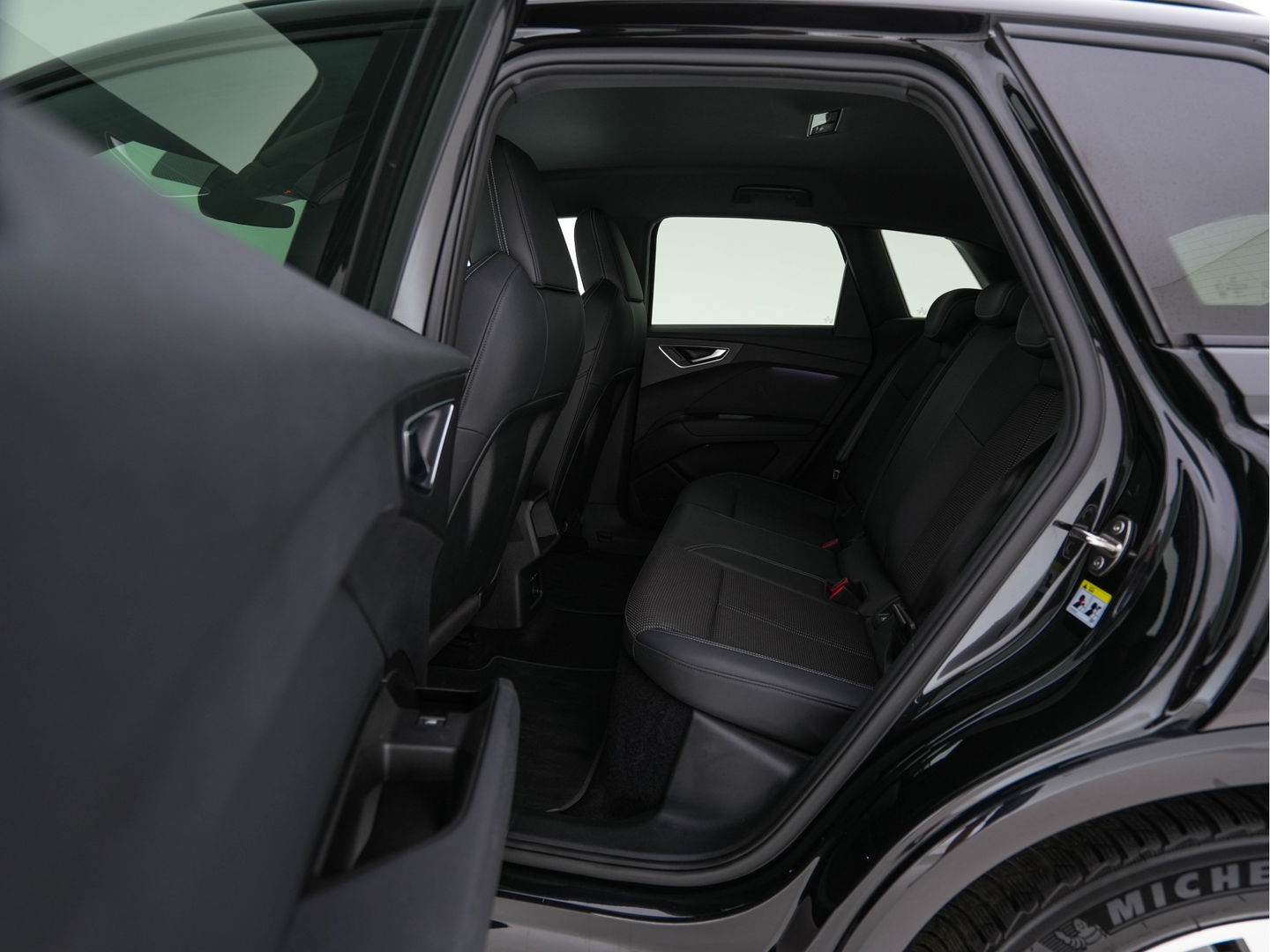 Audi Q4 e-tron 40 S edition 77 kWh S-Line-Sportpack [ 3-Fase ] (INCL-BTW) *HEAT-PUMP | LEATHER-FABRIC | MATRIX-LED | ADAPTIVE-CRUISE | AMBIENT-LIGHT | DIGI-COCKPIT | AUDI-SOUND | DAB+ | KEYLESS | SHIFT-PADDLES | CAMERA | HEATED-SPORTSEATS | 20''ALU*