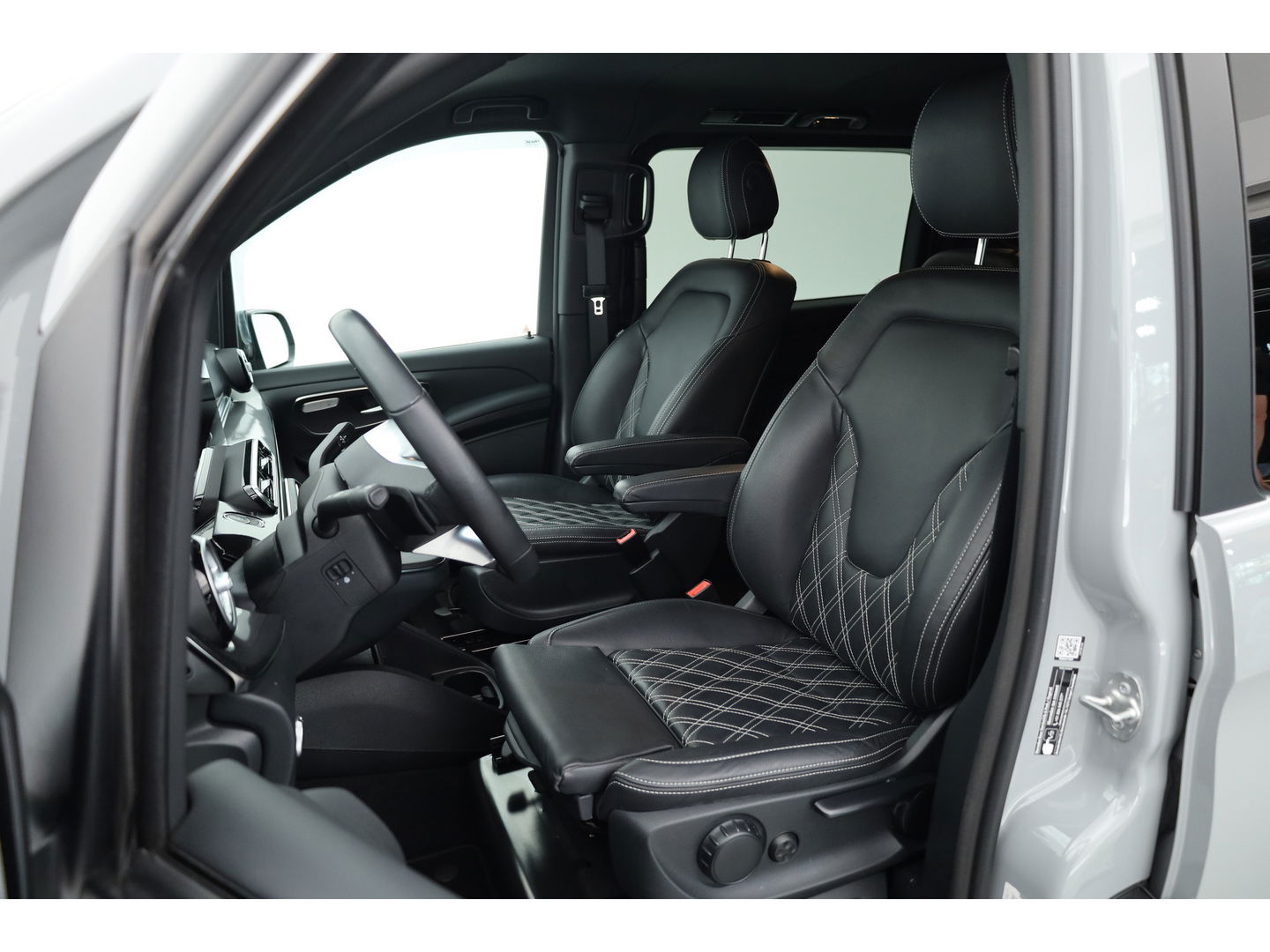 Mercedes-Benz V-Klasse 220d L2 Avantgarde Dub.Cab. | Automaat | 2x Schuifdeur | Leder | Maxton Design | CarPlay | Adapt. Cruise | Trekhaak
