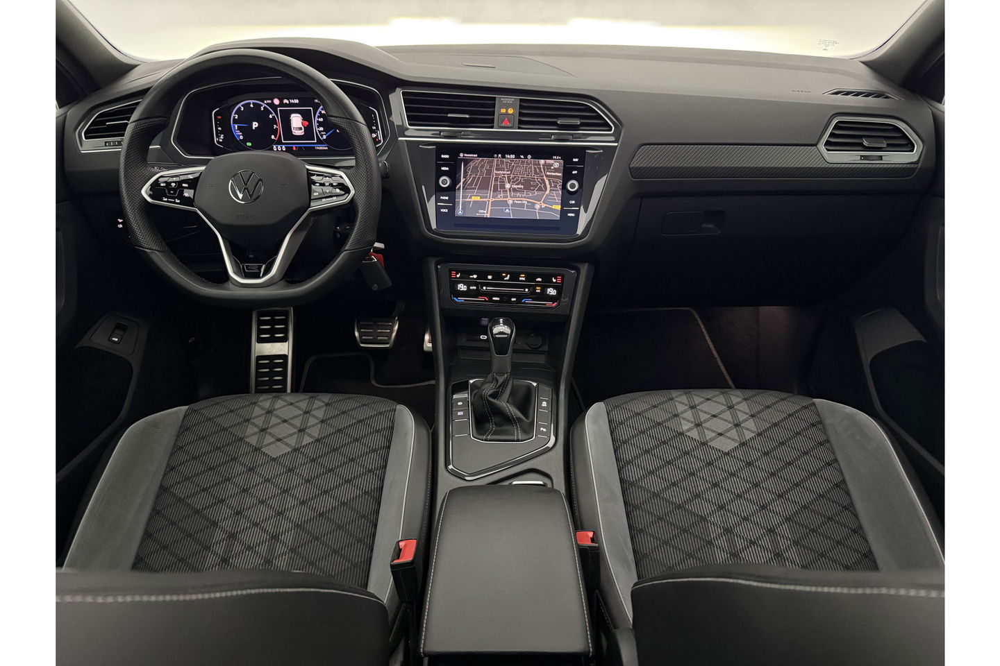 Volkswagen Tiguan 1.5 TSI 150PK R-line Pano Trekhaak IQ Lights LED Sfeer Virtual ACC Camera Carplay Clima Navi 19"LMV PDC