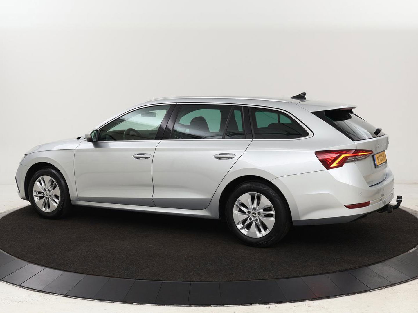 Škoda Octavia Combi 1.0 TSI Business Edition | Stoelverwarming | Trekhaak | Adaptive cruise | Elektrische achterklep | Carplay | Sfeerverlichting