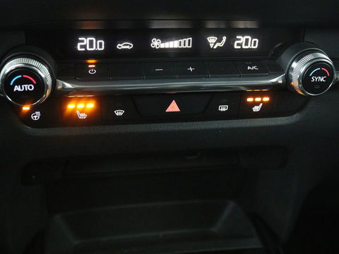 Mazda CX-30 2.0 e-SkyActiv-X M Hybrid Luxury | Leder | Camera | Stoel & Stuurverwarming | Head-up | Lane assist | Trekhaak | Bose audio