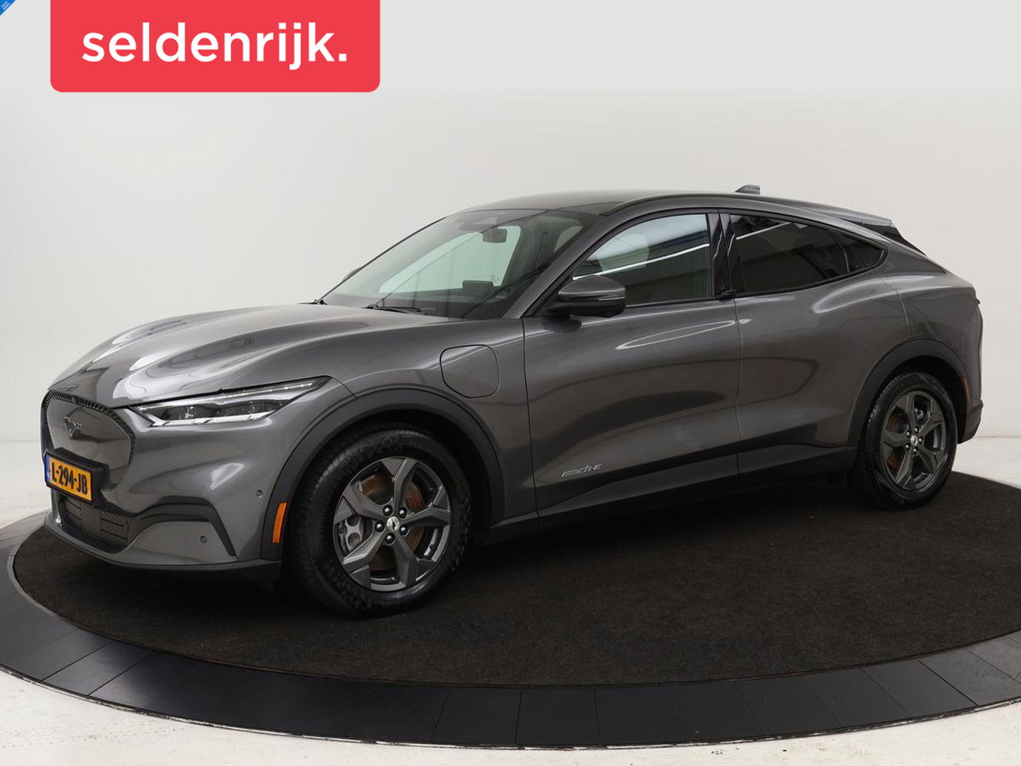 Ford Mustang Mach-E RWD 75 kWh | Leder | 360 camera | Stoel & Stuurverwarming | Trekhaak | Adaptive cruise | Elektrische achterklep | Carplay