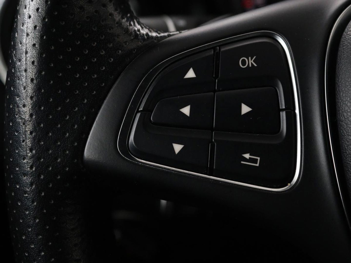 Mercedes-Benz CLA-Klasse Shooting Brake 180 Business Solution | Stoelverwarming | Camera | Bleutooth | Navigatie | LMV 18 inch | Sportstoelen | Half leder