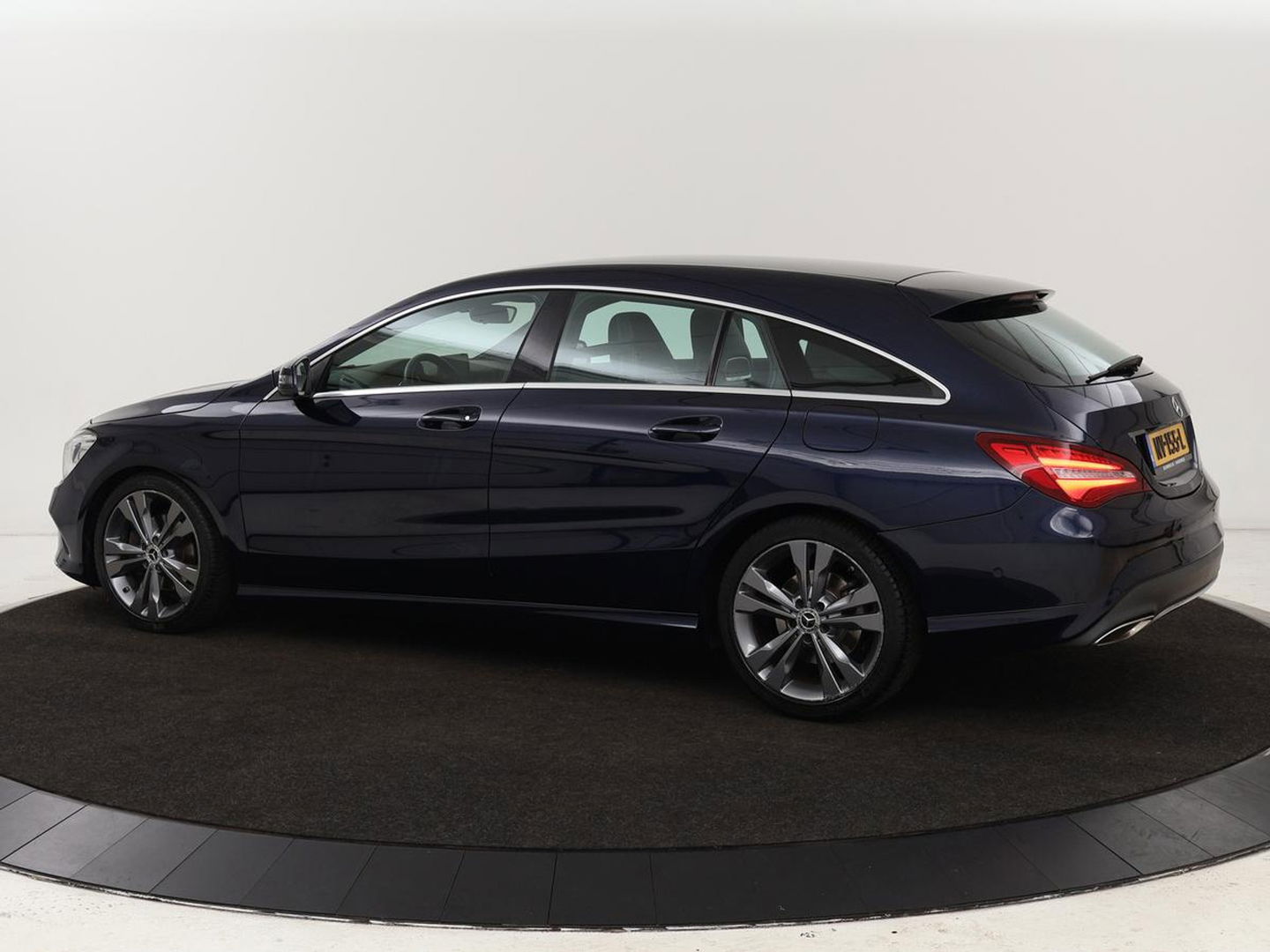 Mercedes-Benz CLA-Klasse Shooting Brake 180 Business Solution | Stoelverwarming | Camera | Bleutooth | Navigatie | LMV 18 inch | Sportstoelen | Half leder