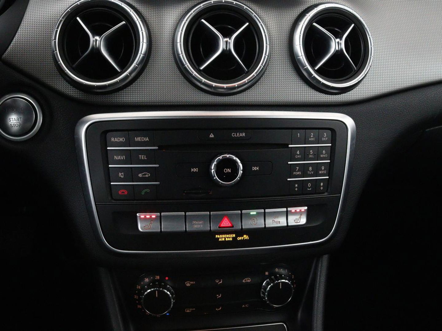 Mercedes-Benz CLA-Klasse Shooting Brake 180 Business Solution | Stoelverwarming | Camera | Bleutooth | Navigatie | LMV 18 inch | Sportstoelen | Half leder