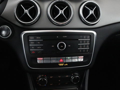 Mercedes-Benz CLA-Klasse Shooting Brake 180 Business Solution | Stoelverwarming | Camera | Bleutooth | Navigatie | LMV 18 inch | Sportstoelen | Half leder