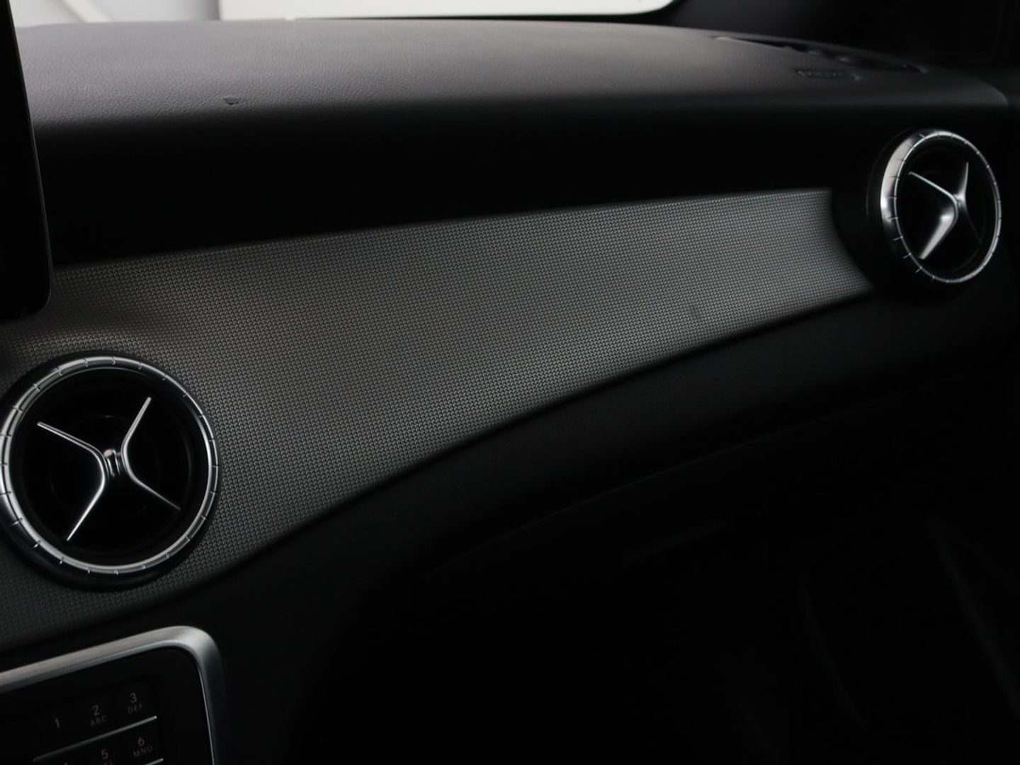 Mercedes-Benz CLA-Klasse Shooting Brake 180 Business Solution | Stoelverwarming | Camera | Bleutooth | Navigatie | LMV 18 inch | Sportstoelen | Half leder