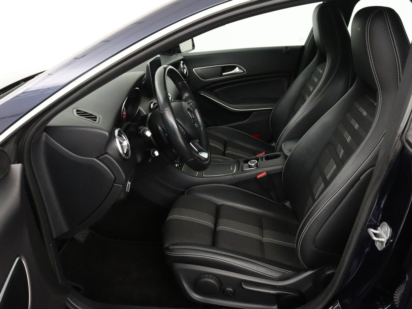 Mercedes-Benz CLA-Klasse Shooting Brake 180 Business Solution | Stoelverwarming | Camera | Bleutooth | Navigatie | LMV 18 inch | Sportstoelen | Half leder