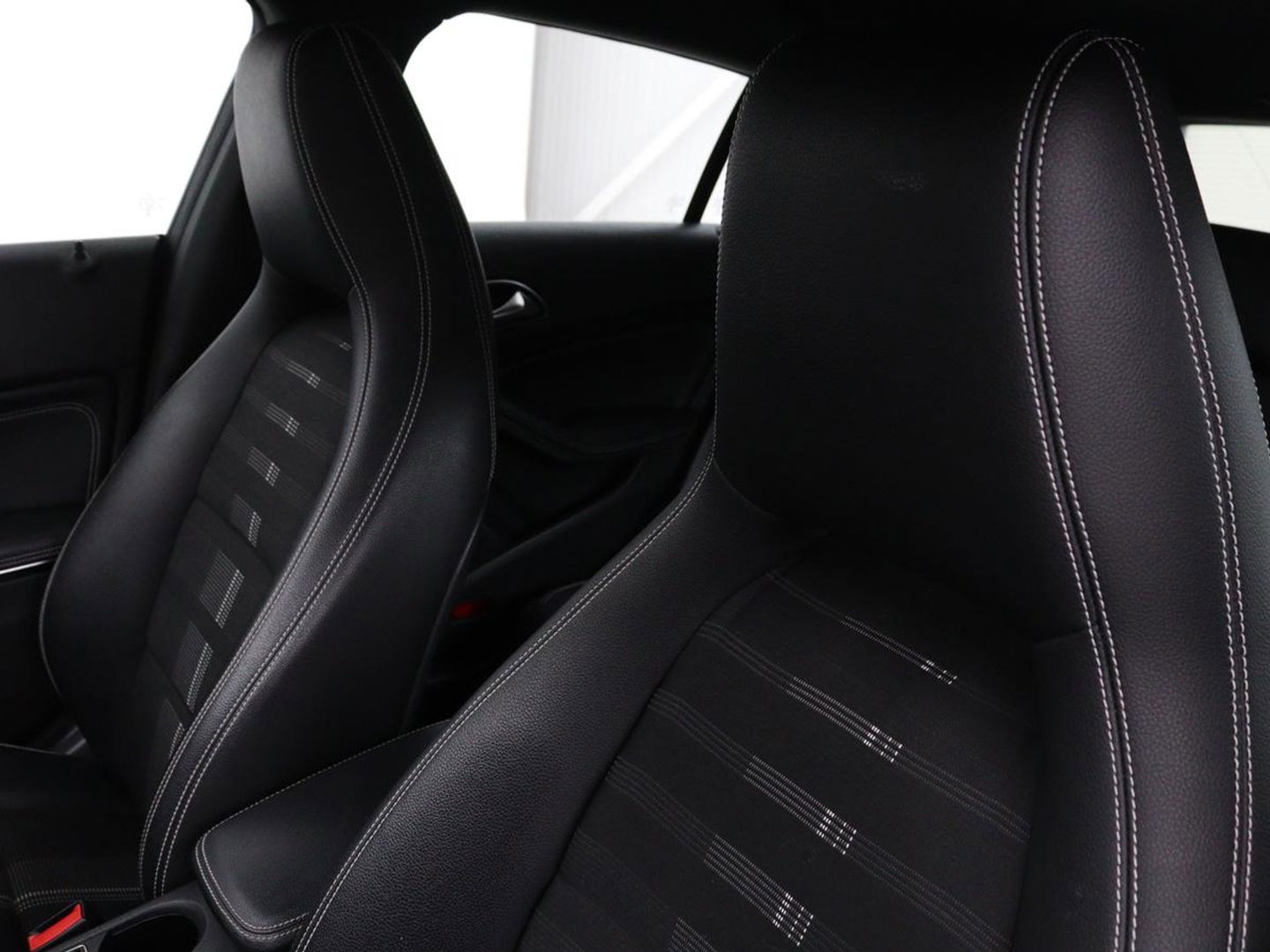 Mercedes-Benz CLA-Klasse Shooting Brake 180 Business Solution | Stoelverwarming | Camera | Bleutooth | Navigatie | LMV 18 inch | Sportstoelen | Half leder