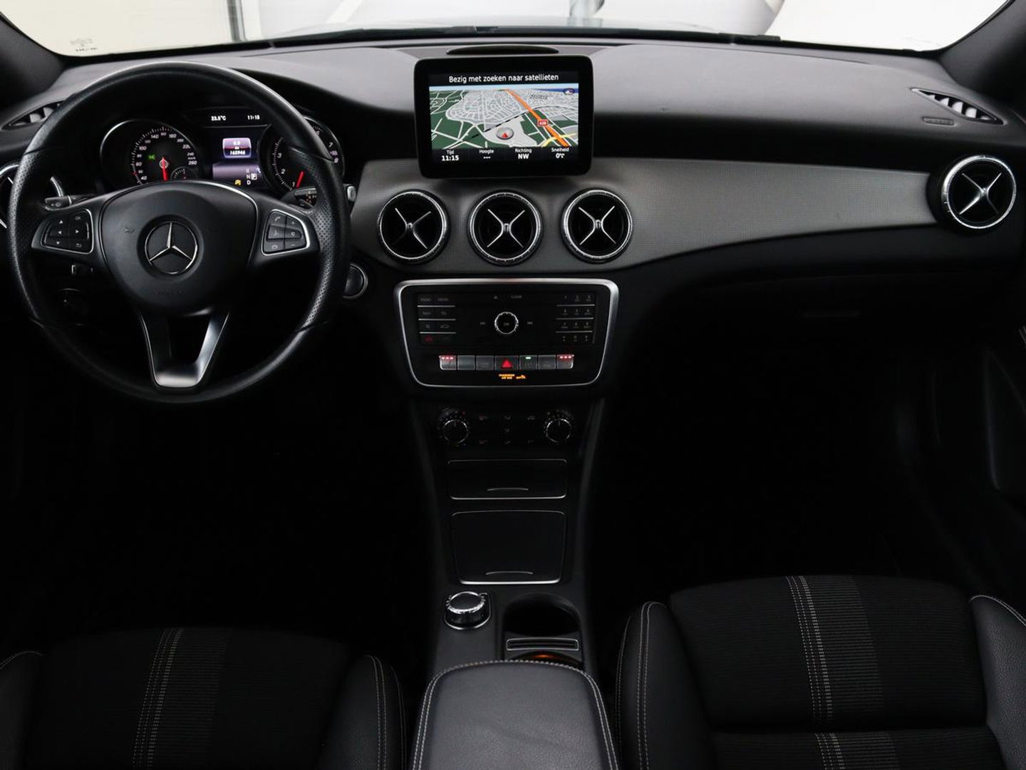 Mercedes-Benz CLA-Klasse Shooting Brake 180 Business Solution | Stoelverwarming | Camera | Bleutooth | Navigatie | LMV 18 inch | Sportstoelen | Half leder