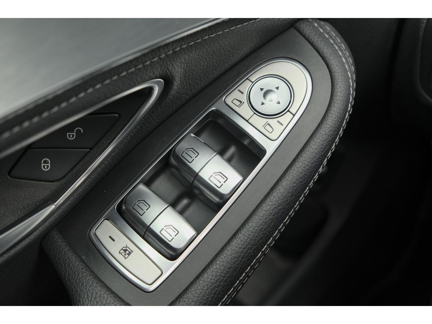 Mercedes-Benz C-Klasse C180 156pk Ambition Panoramadak 1/2 Leder Navigatie Stoelverwarming Led intelligent NLauto NAP 17" LMV