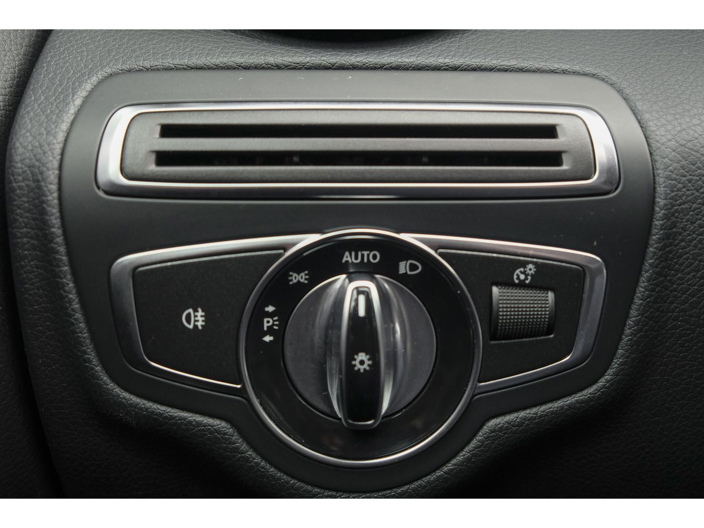 Mercedes-Benz C-Klasse C180 156pk Ambition Panoramadak 1/2 Leder Navigatie Stoelverwarming Led intelligent NLauto NAP 17" LMV