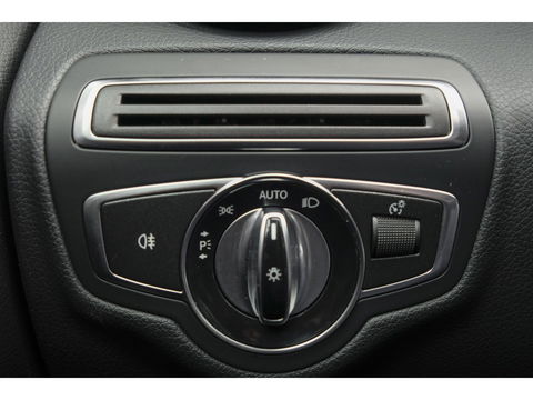 Mercedes-Benz C-Klasse C180 156pk Ambition Panoramadak 1/2 Leder Navigatie Stoelverwarming Led intelligent NLauto NAP 17" LMV