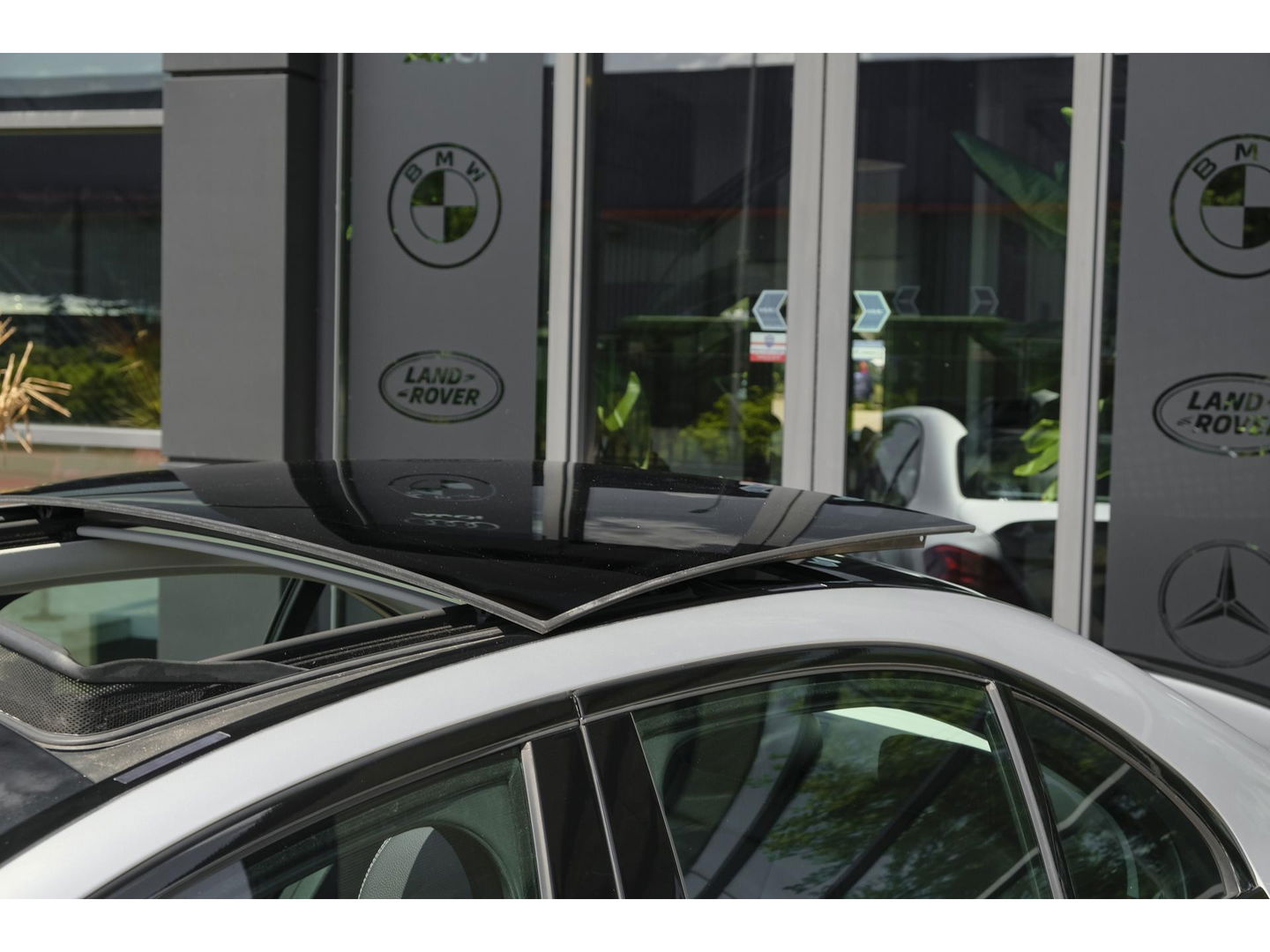 Mercedes-Benz C-Klasse C180 156pk Ambition Panoramadak 1/2 Leder Navigatie Stoelverwarming Led intelligent NLauto NAP 17" LMV