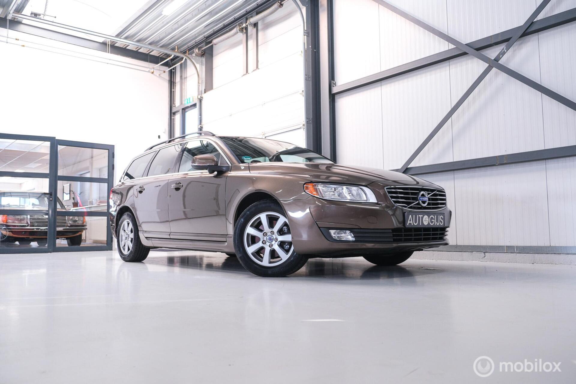 Volvo V70 1.6 T4 Momentum | Schuifdak | trekhaak | nieuwe D-riem | rijklaar | stoelverwarming | navigatie | cruise |