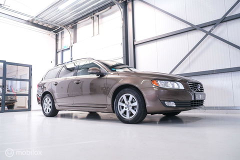 Volvo V70 1.6 T4 Momentum | Schuifdak | trekhaak | nieuwe D-riem | rijklaar | stoelverwarming | navigatie | cruise |