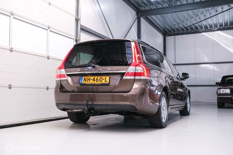 Volvo V70 1.6 T4 Momentum | Schuifdak | trekhaak | nieuwe D-riem | rijklaar | stoelverwarming | navigatie | cruise |